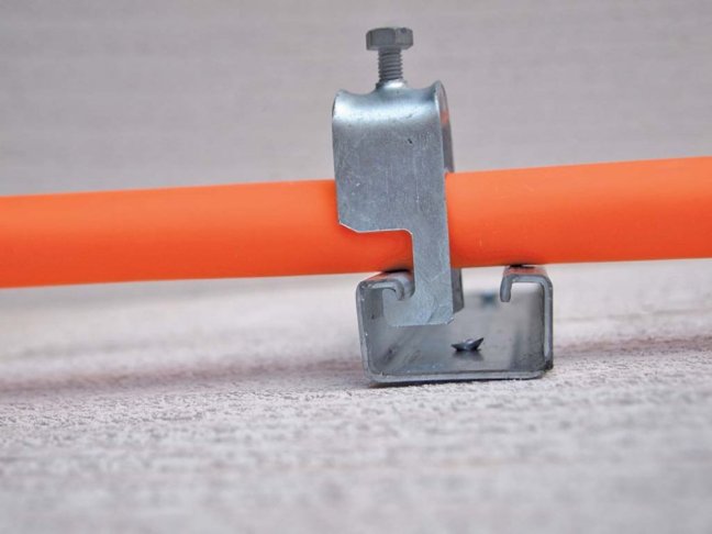 [BROK-C-12-16]  třmenová příchytka BROOKLYN C s patkou tvaru C pro kabely/trubky, upínací rozsah 12 - 16 mm, žárově zinkovaná ocel