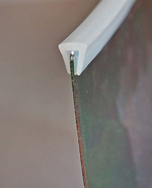 [POHP-016-PE]  pevná ochrana hrany plechu (pro rovné hrany), pro tloušťku plechu 1,2 - 1,6 mm, PE (polyetylen), bal. 10 m