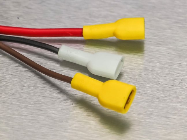 [KRT2-28-PVC-CL]  kryt pro lisovací konektor objímku plochou š. 2,8 mm, měkčené PVC (vinyl), ø kabel. otvoru: 2 / 2,8 mm, čirá