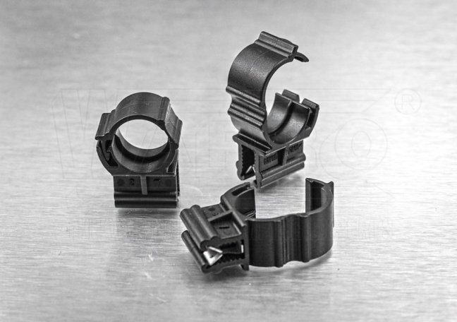 [PBK-C23-045]  rychlopříchytka na hranu tloušťky 0,7 - 3 mm, pro kabelové flexibilní trubky podélně rozřezané