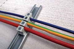 [XKL-17-1338]  řadová příchytka X-KLEMA pro kabely, připevnění na drážkový C profil s drážkou 16 - 17 mm, pro Ø 13 - 38 mm, polystyrol+galvanicky pocínovaný šroub+kluzná matka