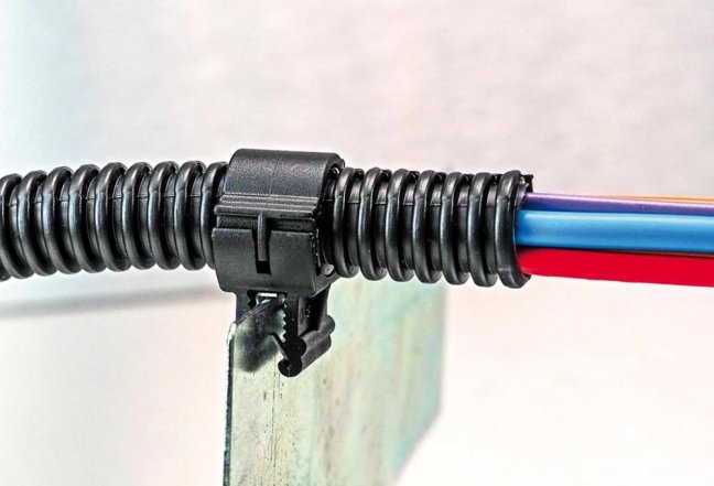 [PBK-C23-045]  rychlopříchytka na hranu tloušťky 0,7 - 3 mm, pro kabelové flexibilní trubky podélně rozřezané