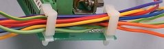 [KP3-9-3-PM]  kabelová příchytka KAPRI CLIP 3 s rychlomontážním připevněním “push-mount“, 12,8 x 2,8 mm, přírodní