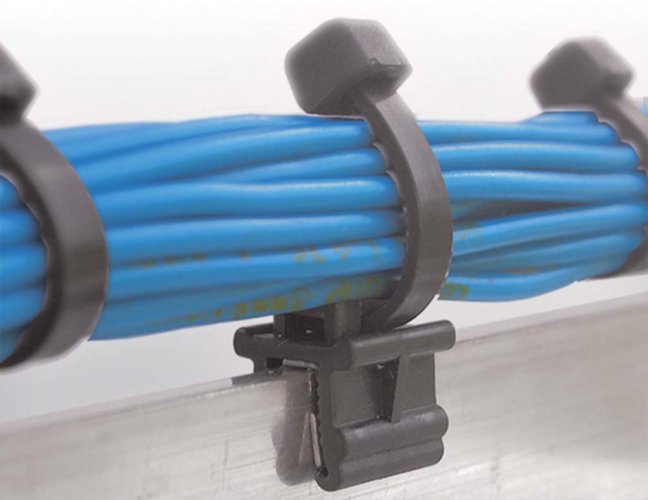 [PTBLK-C1-200ST-UV]  příchytka PITBULL na hranu 0,7-3mm; kabel soubežně nad hranou; černá; včetně pásku 200 x 4,5 mm